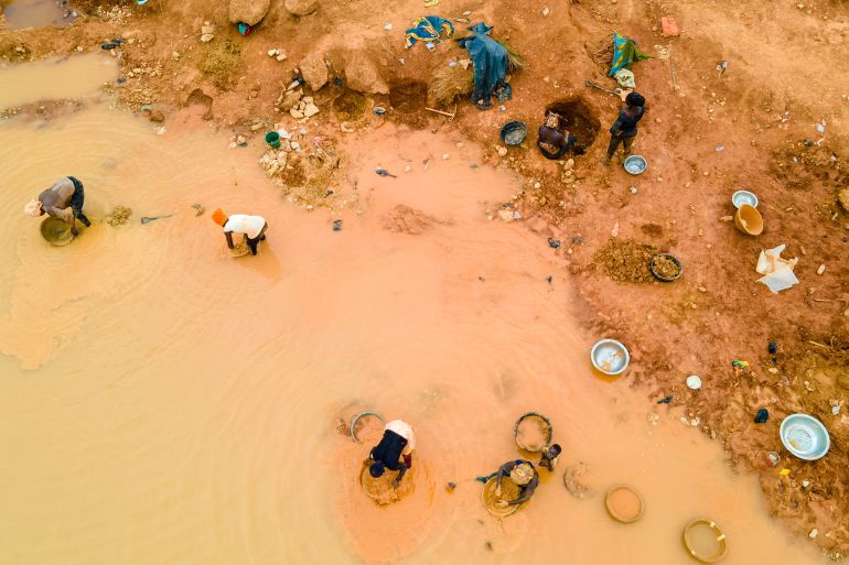 ثروات غرب أفريقيا في بؤرة صراع عالمي على مستقبل التكنولوجيا 2 Kunsu, Ghana - March 20th, 2023: Rural Women in Small Scale Mining (Galamsey) in Ghana, Africa. The quest for the daily meal of these women relies on them finding gold in an already mined land.