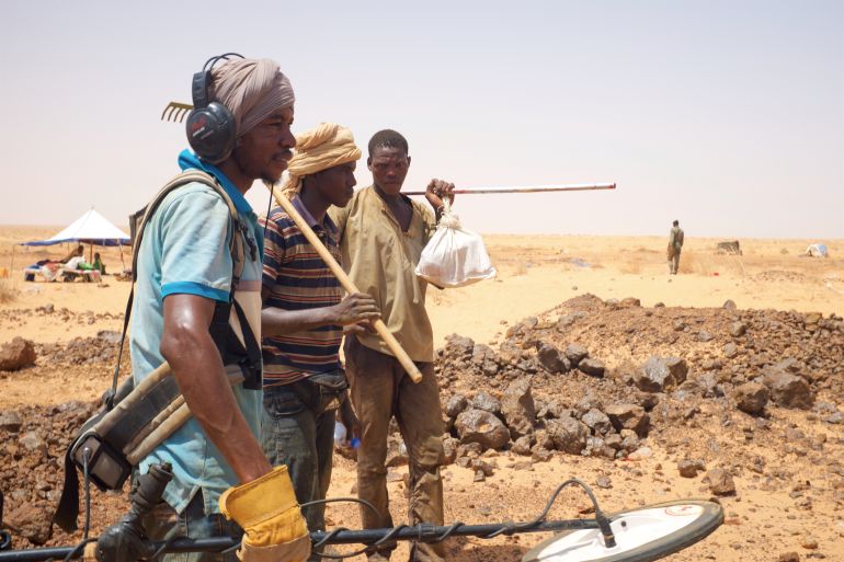 قصة أكجوجت الموريتانية أرض الذهب والعطش 1 Akjoujt, Mauritania - September 8, 2016: artisanal miners looking for gold nuggets with metal detectors in the Mauritanian desert. 2016 was the start of a gold rush frenzy in Mauritania.