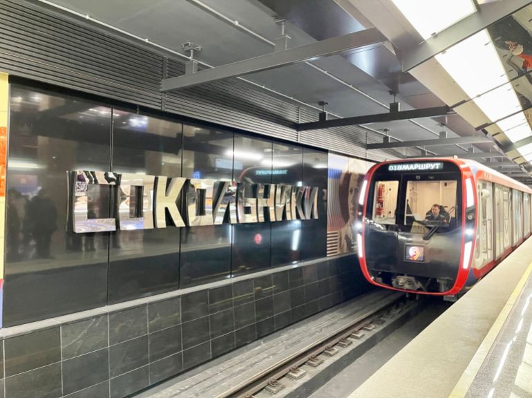 أعجوبة معمارية من عهد ستالين.. مترو موسكو يحتفل بمرور 90 عاما على افتتاحه بتوسيع خطوطه 3 Moscow, Russia, March, 04, 2023. The train arrives at the new Sokolniki station of Moscow Metro of Bolshaya Koltsevaya Line (BCL). Russia, the city of Moscow