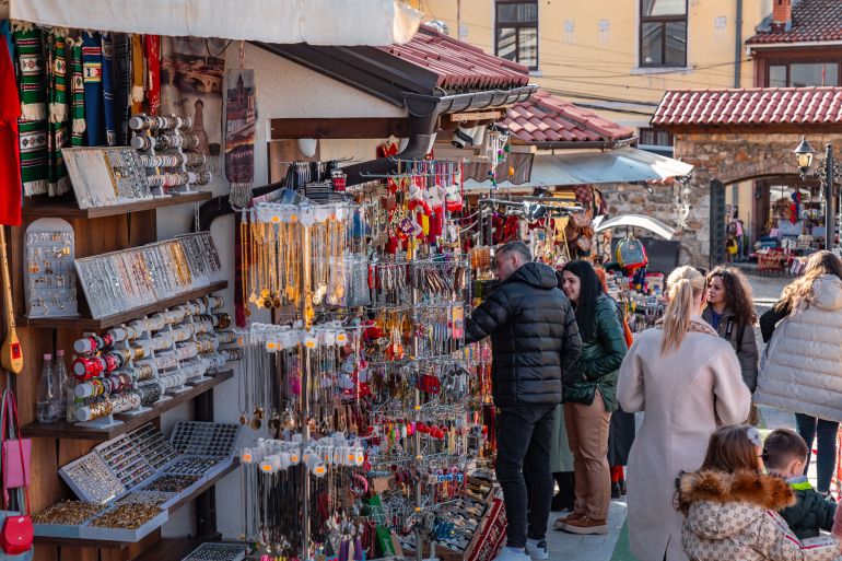 بريزرين.. جوهرة البلقان وسحر التاريخ والطبيعة الخلابة 1 Prizren, Kosovo - 6 FEB 2024: Touristic stores and cafes around the Sinan Pasha Mosque, the most popular spot of Prizren, Kosovo.