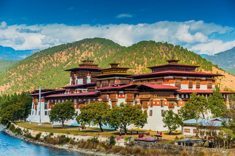 أغرب شروط للتأشيرة تفرضها بعض دول العالم 1 Punakha Dzong at the Mo Chhu river in Bhutan