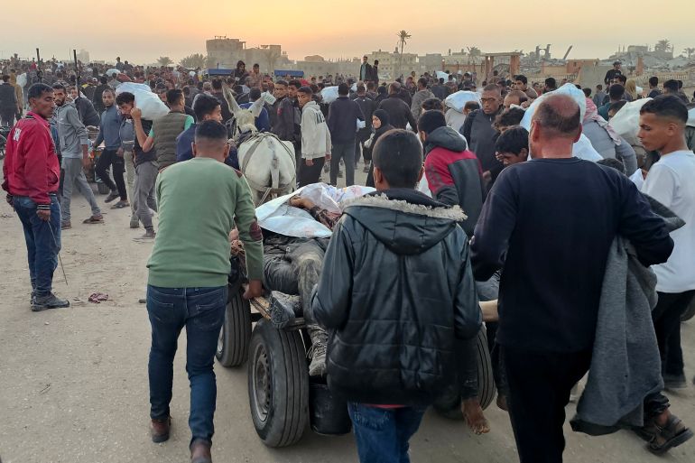 بالصور.. مساعدات غزة طرود مخضبة بالدماء 8 EDITORS NOTE: Graphic content / Displaced Palestinians push a cart with bodies after people were reportedly hit by Israeli fire near a food distribution centre in Rafah in the southern Gaza Strip on June 1, 2025. Gaza rescuers said Israeli gunfire killed at least 10 Palestinians and wounded more than 100 early on June 1, as thousands of people headed towards a US-backed aid distribution site. (Photo by AFP)