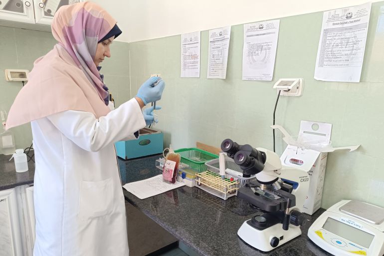 واقع مؤلم لمختبرات المستشفيات بغزة 2 60_ من مختبرات مراكز الرعاية الأولية خرجت عن الخدمة منذ اندلاع الحرب على غزة-رائد موسى-غزة-الجزيرة نت