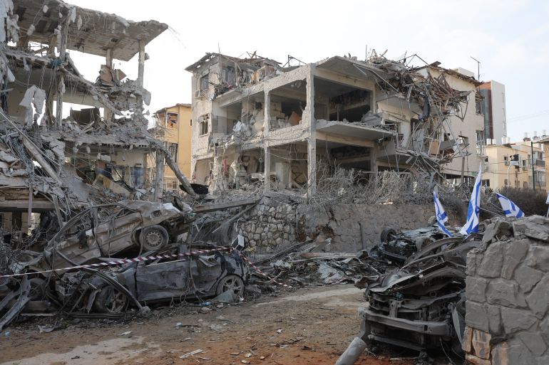 بالصور.. دمار "غير مسبوق" في إسرائيل بعد ضربات إيران 1 Damaged buildings and vehicles are seen in the Israeli city of Ramat Gan near Tel Aviv on June 14, 2025, caused by the fall of a missile fired the day before by Iran. The UN chief called for Israel and Iran to halt their escalating conflict, after the two countries exchanged a barrage of missiles. (Photo by Jack GUEZ / AFP)