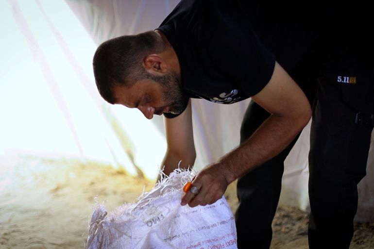 الطحين مفقود والغزيون يلاحقون لقمة العيش تحت النيران 4 معاناة النزوح والبحث عن لقمة العيش