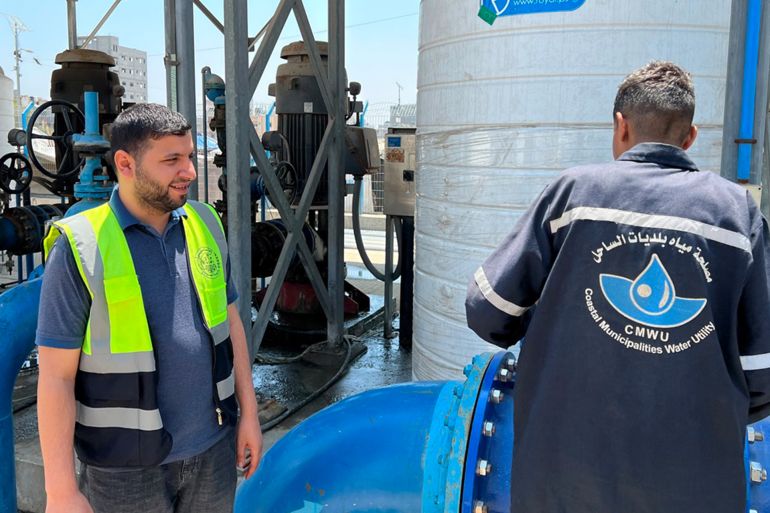 “النصيرات” في غزة بلا طعام أو مياه أو خدمات بلدية 1 مدير مكتب رئيس بلدية النصيرات محمد الصالحي (يسار) يحذر من التداعيات الخطيرة لتوقف مرافق البلدية عن العمل