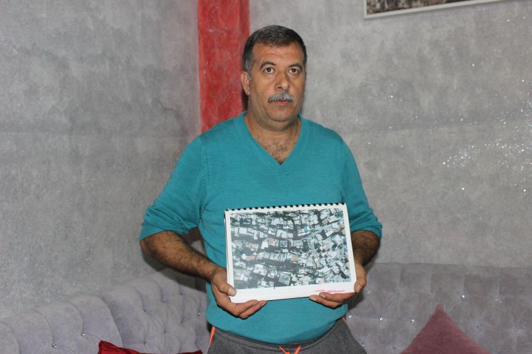 مئات الفلسطينيين يواجهون خطر التهجير القسري الوشيك من القدس 1 5-رئيس لجنة حي بطن الهوى في بلدة سلوان زهير الرجبي (الجزيرة نت)