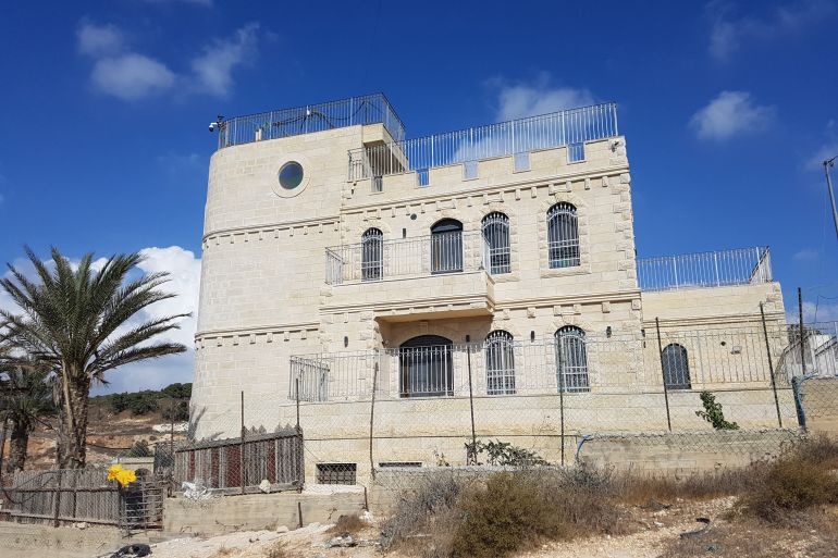 مئات الفلسطينيين يواجهون خطر التهجير القسري الوشيك من القدس 3 7-أسيل جندي، أم طوبا، القدس، منزل يوسف أبو طير في قرية أم طوبا وهو ضمن أصحاب الأراضي التي صودرت ومنزله الآن مقام على أرض مصادرة(الجزيرة نت)