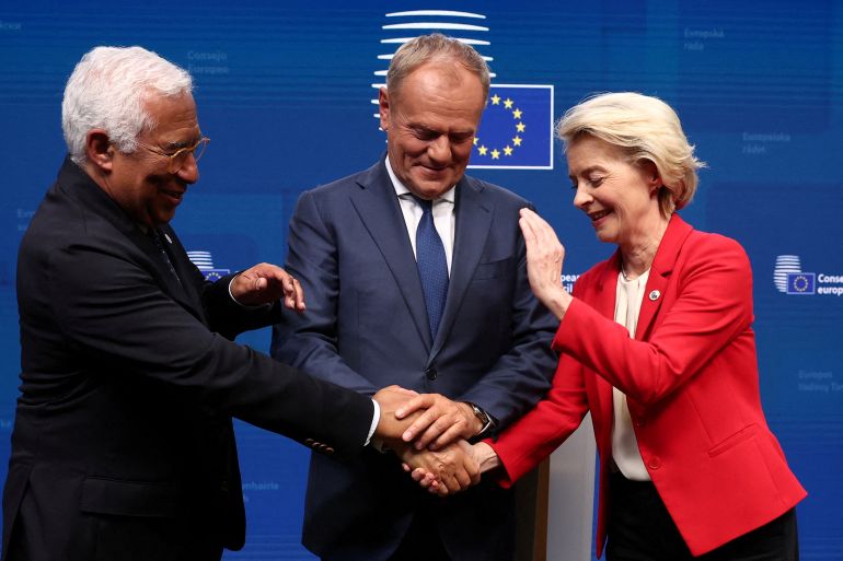 “تواطؤ” أوروبي مع إسرائيل وصمت حيال الإبادة بغزة 1 Polish Prime Minister Donald Tusk, European Council President Antonio Costa and European Commission President Ursula von der Leyen place their hands on top of each other following a press conference, on the day of the European Union leaders summit in Brussels, Belgium June 27, 2025. REUTERS/Yves Herman REFILE - CORRECTING DATE FROM "JUNE 26" TO "JUNE 27".