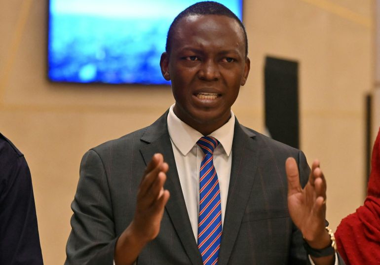 المدعي العام بتشاد يهدد بملاحقة الصحفيين بسبب مذبحة مندكاو 1 Succès Masra, the president of Chadian opposition party "Les Transformateurs" (The Transformers) gestures during a briefing after a meeting with representatives of the African Union mission on May 3, 2021 in N'djamena in Chad. (Photo by Issouf SANOGO / AFP)