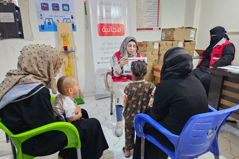 فرق الجوالة القطرية الطبية طوق نجاة للنازحين شمال سوريا 1 من جلسات فريق الهلال القطري(الجزيرة نت)