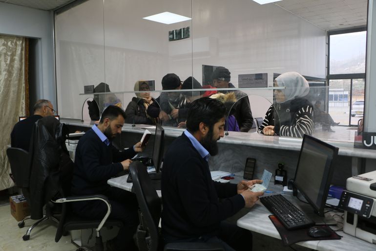 معوّقات عدة أمام عودة اللاجئين السوريين من تركيا 1 صورة من تسير معاملات الاجئين العائدين من تركيا إلى سوريا في معبر باب الهوى ٤