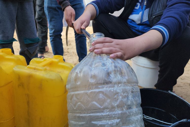 900 ألف فلسطيني يتكدسون غربي خان يونس بلا خدمات 1 فلسطينيون في خان يونس يكابدون من أجل حمل المياه في غالونات لمنازلهم وخيامهم-رائد موسى-خان يونس-الجزيرة نت