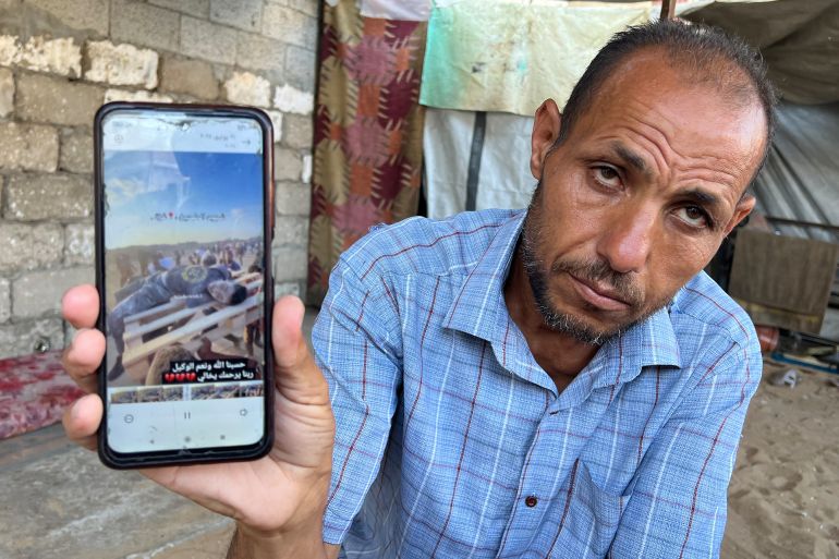 غزّيون قُتلوا في طوابير المساعدات.. 3 قصص عن الفقد والوجع 1 يوسف الزعانين، يعرض صورة ابنه محمد الذي قتله الاحتلال بينما كان ينتظر الحصول على كيس من الطحين لسد رمق أسرته