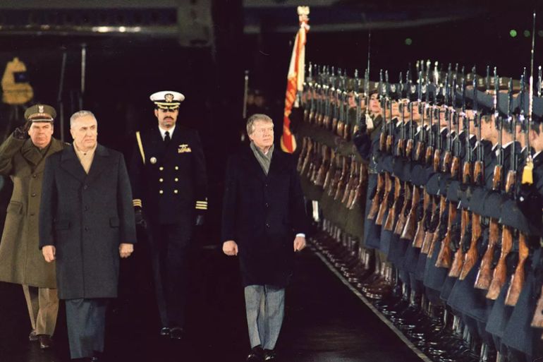 من جيرالد فورد إلى ماكرون.. كيف أحرجت حوادث سلالم الطائرات المسؤولين؟ 2 Arrival ceremony at Warsaw Poland for Jimmy Carter and Rosalynn Carter. circa 29 December 1977. (Photo by: HUM Images/Universal Images Group via Getty Images)