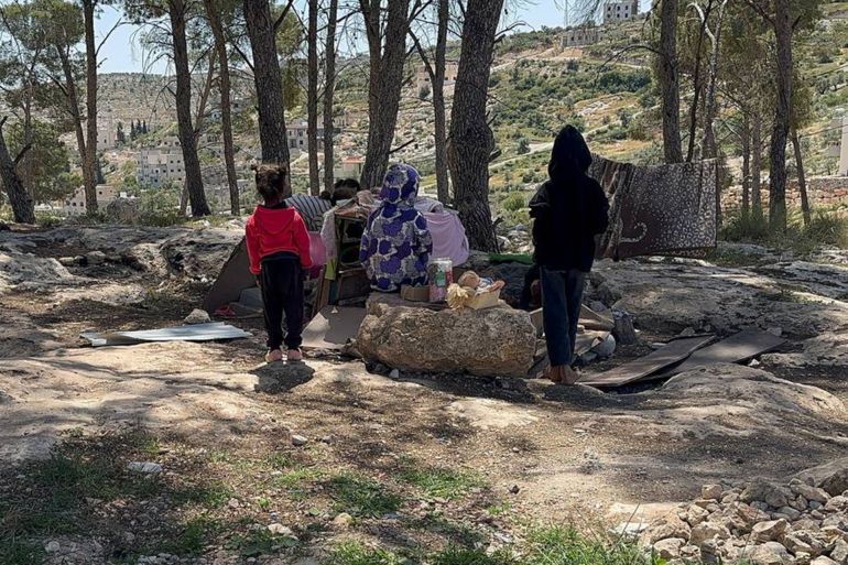 نازحون من مخيم جنين يصفون للجزيرة نت ما آلت إليه أوضاعهم 1 اطفال هبة يبنون منزلاً أثناء اللعب ليعوضهم عن منزلهم في المخيم