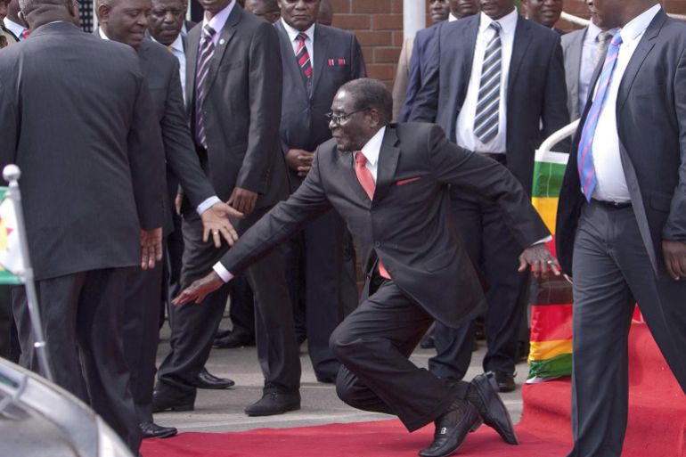 من جيرالد فورد إلى ماكرون.. كيف أحرجت حوادث سلالم الطائرات المسؤولين؟ 4 President Robert Mugabe falls