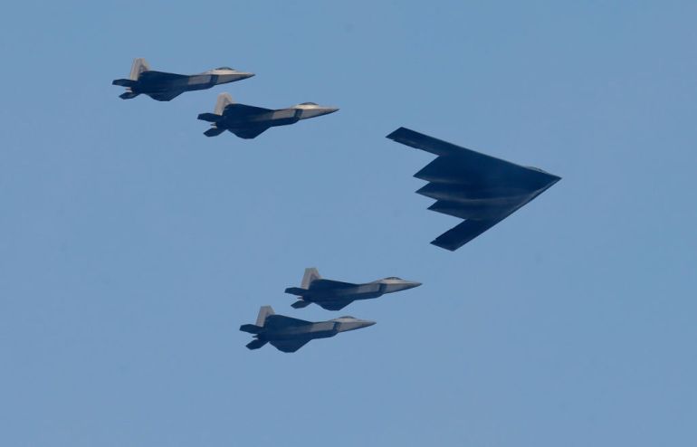 بي-2 سبيريت.. الشبح الذي تريده إسرائيل لتدمير النووي الإيراني 2 طائرة بي 2 سبيريت تقود سربًا من الطائرات المقاتلة أثناء عرض عسكري بولاية نيوجرسي الأميركية في يوليو/تموز 2020. (غيتي)