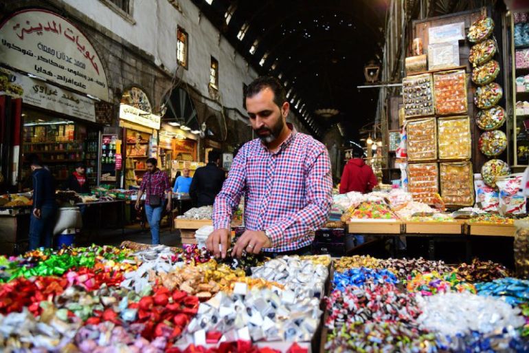 نيويورك تايمز: رحلة عبر مدن سوريا بعد التحرير 1 سوق البزورية في دمشق