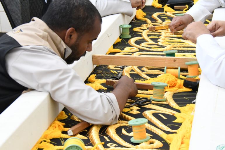 أغلى ثوب في العالم.. الجزيرة نت داخل مجمع الملك عبد العزيز لكسوة الكعبة 2 _صناعة الثوب تمر بمراحل معقدة (الجزيرة)