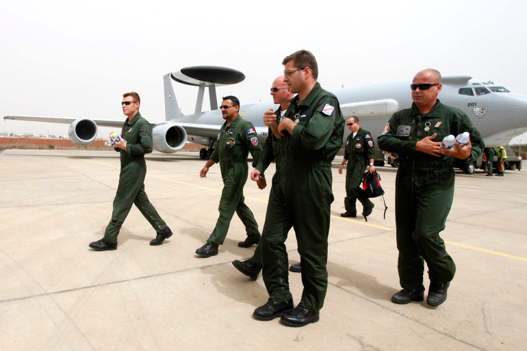 فرنسا تُسلّم آخر قواعدها العسكرية في السنغال 3 French military personnel walk from a AWACS (Airborne Warning and Control Systems) aircraft at the Dakar French air base, June 3, 2009, after returning from search mission to locate an Air France plane that went missing on Sunday night. French officials said on Wednesday they may never discover why an Air France aircraft crashed into the Atlantic killing 228 people and cautioned they might not even find the plane's black boxes on the ocean floor. REUTERS/Normand Blouin (SENEGAL TRANSPORT MILITARY DISASTER)