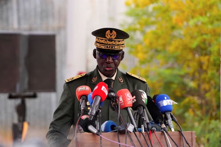 فرنسا تُسلّم آخر قواعدها العسكرية في السنغال 1 General Mbaye Cisse, Senegalese army chief of staff speaks during a ceremony in which the last major French military facility will be handed over to the Senegalese authorities at the French military camp of Geille in Ouakam, a district of Dakar, Senegal, July 17, 2025. REUTERS