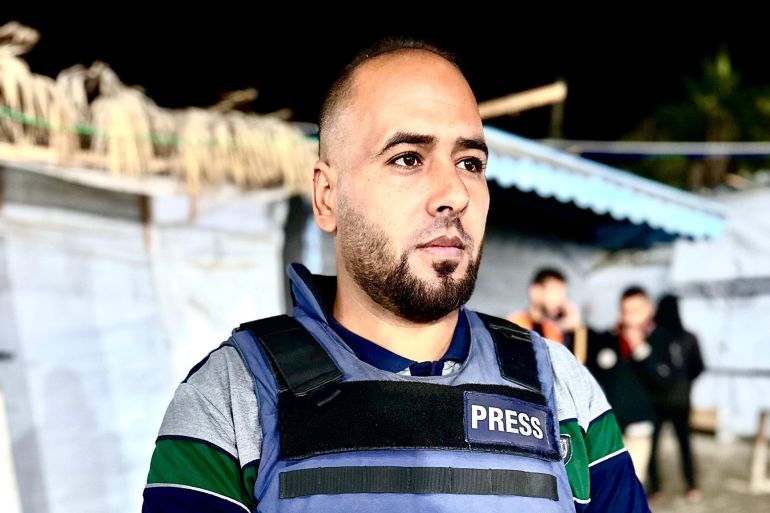 مصور صحفي بغزة للجزيرة نت: كاميرتي مقابل كيس طحين 1 يشعر فادي ثابت بالقلق الشديد على طفله وزوجته الحامل في ظل مجاعة حادة تفتك بسكان قطاع غزة-رائد موسى-دير البلح-الجزيرة نت