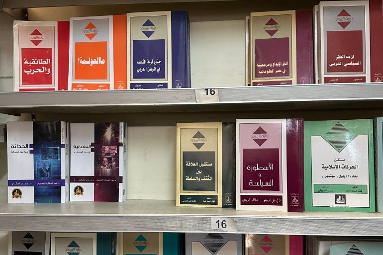 دفاتر مطاردة وكتب مدفونة.. تحرر المعرفة في سوريا بعد سقوط نظام الأسد 1 شكلت الرقابة التي فرضتها السلطات السورية على مدى العقود الماضية حاجزاً أمام تقدم الكتاب والإنتاج الأدبي والفني في سوريا، إضافة إلى المواقف السياسية المحلية والعربية والدولية. صور: dpa Credit: dpa