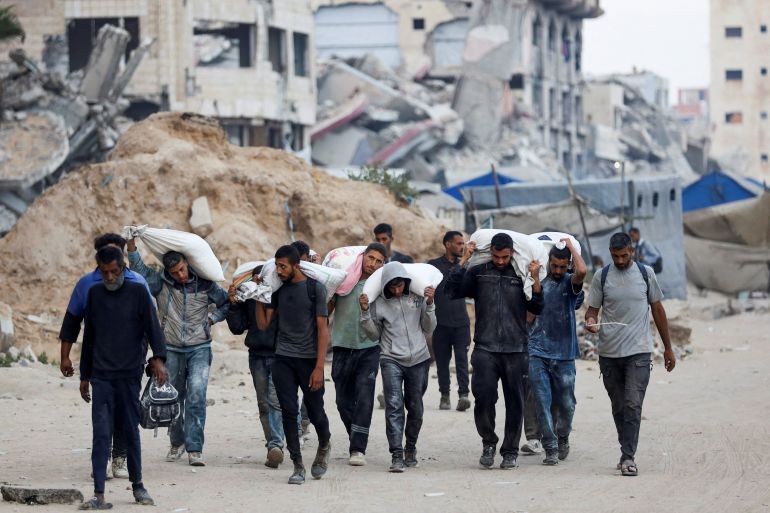 مراسل الجزيرة نت في غزة: حين تكتب عن الجوع وأنت جائع 1 Palestinians carry aid supplies after trucks loaded with aid entered from Israel through central Gaza, in Gaza City July 22, 2025. REUTERS/Khamis Al-Rifi TPX IMAGES OF THE DAY