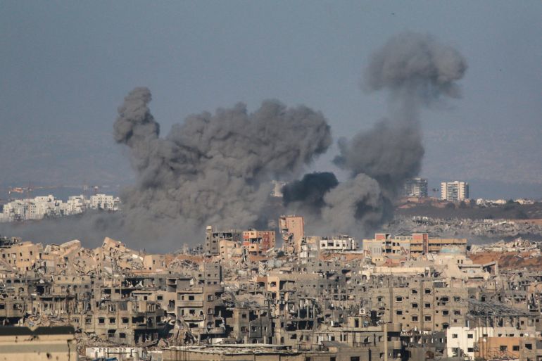 فلسطين كمختبر عالمي لتقنيات القمع ومكافحة التمرد 1 This picture taken from western Jabalia in the central Gaza Strip shows smoke billowing east of Gaza City, in the central Gaza Strip following Israeli strikes on July 13, 2025.