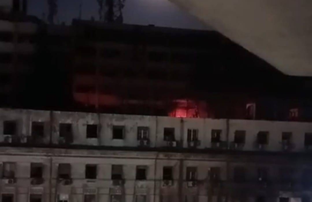 النيران تعود لـ«سنترال رمسيس» وسيارات الإطفاء تحاصر الموقع 2552529