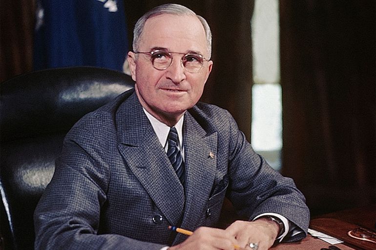اللحظة صفر.. نهاية العالم من داخل حقيبة جلدية 3 (Original Caption) 4/1946: President Harry S. Truman seated at his desk holding a pencil.