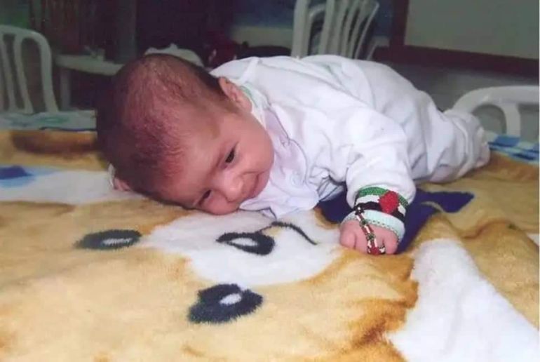 وُلد بالمعتقل ومات شهيدا.. إسرائيل تقتل أصغر أسير محرر بالعالم 1 يوسف ابن الأسيرة المحررة فاطمة الزق بعمر ثلاثة شهور داخل الزنزانة -رائد موسى-الجزيرة نت