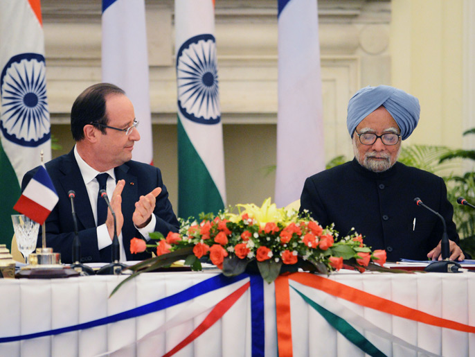 صفقة طائرات “رافال” الفرنسية للهند.. كيف اختلطت السياسة بالفن والفساد؟ 1 French President Francois Hollande (L) claps at the end of Indian Prime Minister Manmohan Singh's speech after members of their delegation signed several bilateral agreements in New Delhi on February 14, 2013. French President Francois Hollande embarked on a fresh push to clinch a USD 12-billion sale of Rafale fighter jets as he held talks in India on his first visit to Asia since taking office. The Socialist president was accompanied by a high-powered delegation of five ministers including Foreign Minister Laurent Fabius and Defence Minister Jean-Yves Le Drian and the chiefs of more than 60 top French companies
