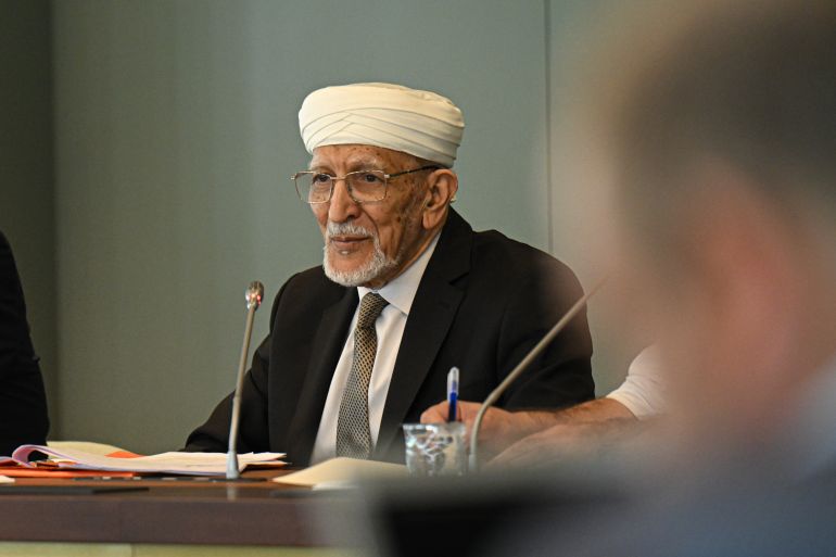الأكاديمي محمد حصحاص: "مدرسة الرباط" تعكس حوارا فكريا عابرا للتخصصات ومتصلا بالقضايا الإنسانية العالمية 1 قال المفكر المغربي طه عبد الرحمن، الخميس، إنه تناول السيرة النبوية من منظور فلسفي في كتابه الجديد الذي حمل عنوان: "فلسفة السيرة: الأساس الأخلاقي". جاء ذلك خلال برنامج حواري أقيم في مكتبة الأمة بالعاصمة التركية أنقرة، تحدث فيه المفكر المغربي عن كتابه الجديد. ( Akın Çeliktaş - وكالة الأناضول )