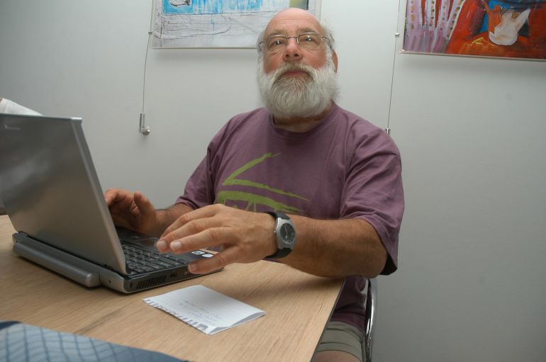 فلسطين كمختبر عالمي لتقنيات القمع ومكافحة التمرد 4 US-born Jeff Halper, the only Israeli among the 44 activists who made the 370-kilometre (230-mile) voyage from Cyprus to Gaza last week in defiance of an Israeli blockade, is seen in this file picture taken on August 6, 2008 at the temporary base of the US-based Free Gaza Movement in Nicosia, Cyprus. The Israeli national who sailed to Gaza with a group of pro-Palestinian peace activists was in police detention on August 27, 2008 after returning to Israel from the besieged enclave through the Erez crossing. Halper was being held in a cell in the southern Israeli city of Ashkelon waiting to appear before a magistrate. The activists carried 200 hearing aides to Gaza, but said the main aim of the symbolic blockade-busting action was to publicise the plight of the besieged territory's population. AFP PHOTO/STEFANOS KOURATZIS (Photo by STEFANOS KOURATZIS / AFP)