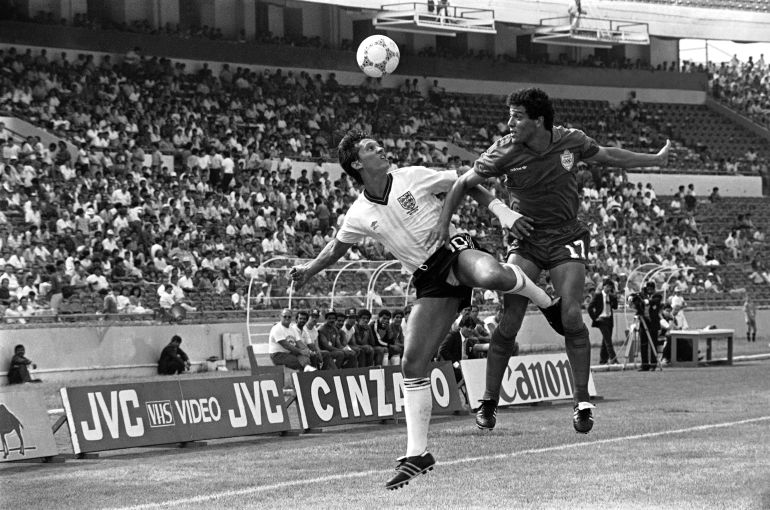 غاري لينيكر هدّاف إنجلترا الذي تعرّض للاضطهاد بسبب منشور مؤيد لفلسطين 1 Gary Lineker of England, left, and Moroccos Khairi Abderrazak tussle for the ball, during England Vs Morocco World Cup Group F. football match in Monterrey, Mexico, on June 6, 1986. The game ended in a 0-0 draw. (AP Photo)