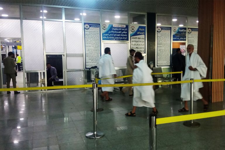 توقف رحلات مطار صنعاء يُفاقم معاناة آلاف اليمنيين 1 حجاج يمنيون في مطار صنعاء باتجاه السعودية _خاص الجزيرة نت