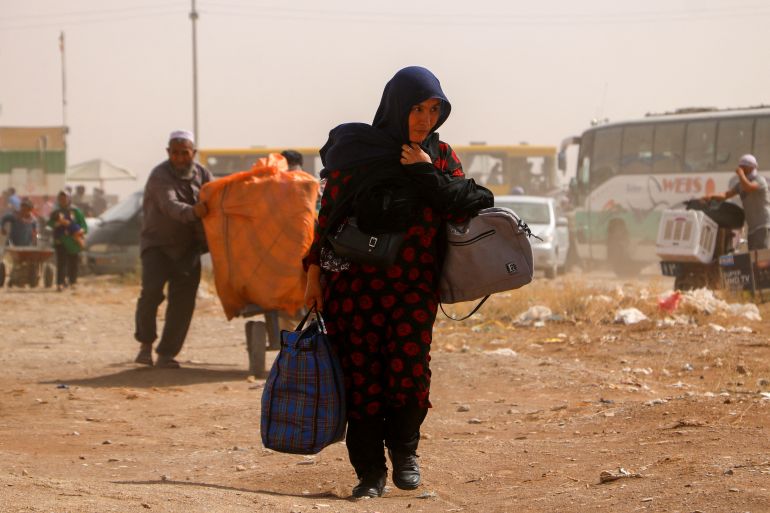 450 ألف لاجئ أفغاني عادوا من إيران خلال شهر 1 Afghan refugees arrive from Iran at Islam Qala border between Afghanistan and Iran, on July 5, 2025.