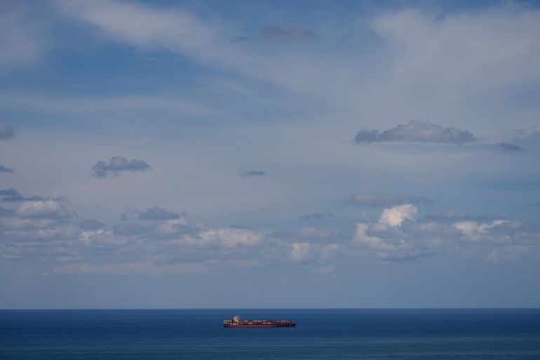 جنوب أوروبا يرزح تحت وطأة ارتفاع درجات الحرارة 2 A cargo ship navigates in the Mediterranean Sea along the Beirut coastline, Lebanon, Sunday, April 13, 2025. (AP Photo/Hassan Ammar)