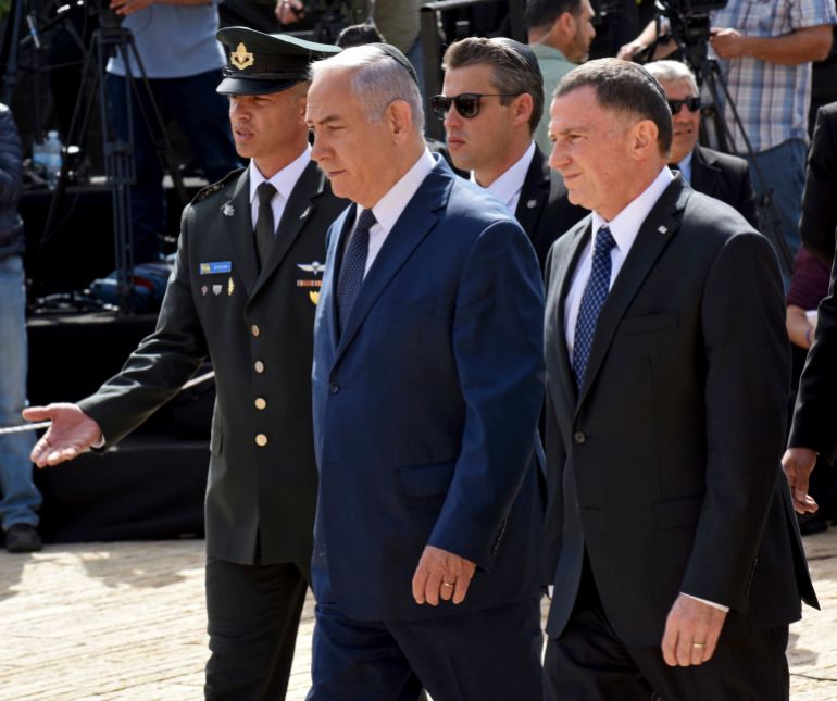 نتنياهو وعطلة الكنيست.. ماذا في جعبة الحاوي؟ 2 Israeli Prime Minister Benjamin Netanyahu, center, and Knesset Speaker Yuli Edelstein, right, arrive to a ceremony marking the annual Holocaust Remembrance Day at Yad Vashem Holocaust Memorial in Jerusalem, Thursday, April 12, 2018. The somber day is the national memorial for the 6 million Jews killed by Nazi Germany and its collaborators in World War Two. (Debbie Hill/Pool via AP)