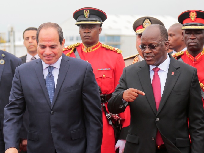 مصريون يجدون "وطنا ثانيا" في تنزانيا بعد الهجرة جنوبا 1 Egyptian President Abdel Fattah al-Sisi (L) walks alongside of Tanzania's President John Magufuli upon arriving at the Julius Nyerere International Airport in Dar es Salaam, Tanzania August 14, 2017. REUTERS/Emmanuel Herman