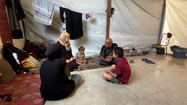 فاطمة تحارب الجوع في غزة لتنقذ جنينها 5 Fatima Arafa, a pregnant and displaced Palestinian woman, undergoes medical check up at Al-Helou hospital, in Gaza City, July 10, 2025. REUTERS/Ebrahim Hajjaj (رويترز)
