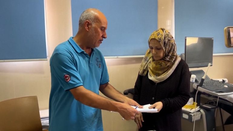 فاطمة تحارب الجوع في غزة لتنقذ جنينها 4 Fatima Arafa, a pregnant and displaced Palestinian woman, undergoes medical check up at Al-Helou hospital, in Gaza City, July 10, 2025. REUTERS/Ebrahim Hajjaj (رويترز)