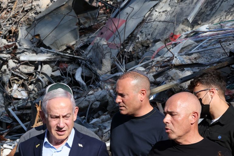 من يشعل جولة الحسم بين إسرائيل وإيران؟ 1 epa12187727 Israel's Prime Minister Benjamin Netanyahu (L) visits the site of the Weizmann Institute of Science, which was hit by Iranian missiles in the central city of Rehovot, Israel, 20 June 2025. Iran and Israel have been exchanging fire since Israel carried out missile strikes on Iran on 13 June 2025. EPA-EFE/JACK GUEZ / POOL