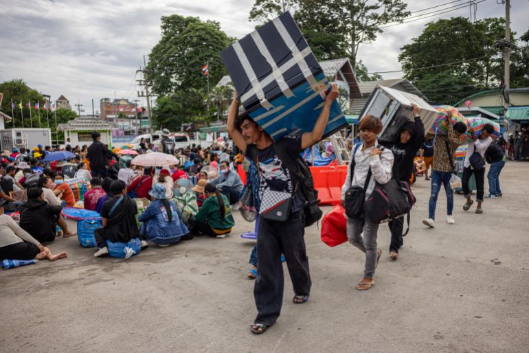 تأجيل اجتماع عسكري وتايلند تتهم كمبوديا بانتهاك وقف إطلاق النار 1 CHANTHABURI, THAILAND - JULY 29: Cambodian migrant workers cross the Ban Laem border checkpoint in large numbers with all of their belongings on July 29, 2025 in Chanthaburi, Thailand. Thailand and Cambodia agreed to a ceasefire in talks brokered by Malaysia after deadly clashes along their disputed border that have resulted in at least 35 deaths and displaced over 200,000 people. (Photo by Lauren DeCicca/Getty Images)