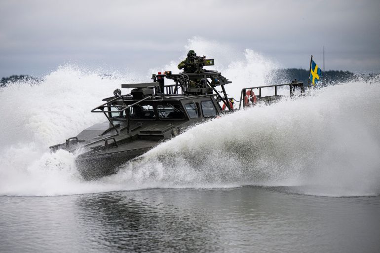 جيش الفايكينغ المُخيف يعود بأكثر من 200 مليار يورو 5 A CB90, a class fast assault craft, is pictured during a military demonstration following a press conference with Swedish Prime Minister Ulf Kristersson as a new support package for Ukraine is presented on February 20, 2024, at the Berga Naval Base, part of the Swedish Armed Forces, located south of Stockholm. Sweden said on February 20 it would give 7.1 billion kronor (USD 682 million) worth of military equipment to Ukraine, in a boost for the country as it struggles to fight off Russia's invasion. The package will consist of artillery shells, air defence, boats and underwater weapons such as mines and torpedoes as well as training for Ukrainian soldiers. (Photo by Jonathan NACKSTRAND / AFP)