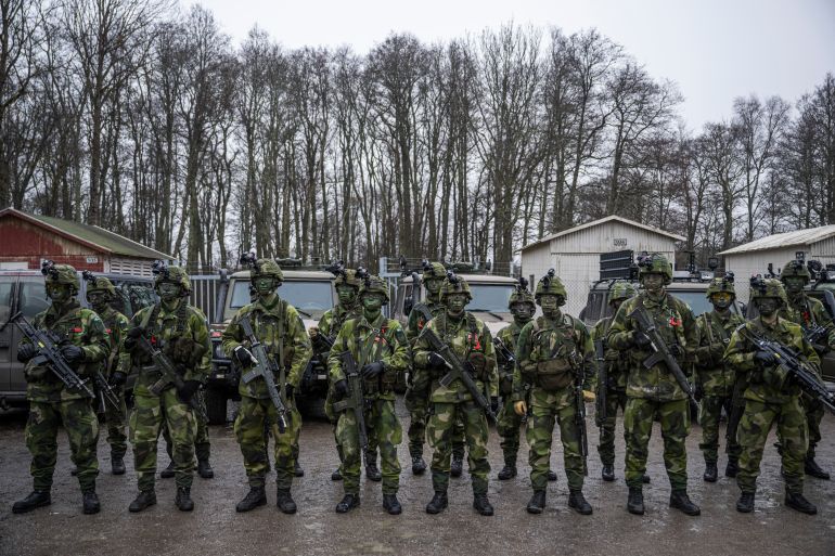 جيش الفايكينغ المُخيف يعود بأكثر من 200 مليار يورو 3 Soldiers from the 13th counter intelligence battalion, 2nd reconnaissance platoon of the Swedish Armed Forces, participate in military exercise in Kungsangen, near Stockholm on February 27, 2024. (Photo by Jonathan NACKSTRAND / AFP)