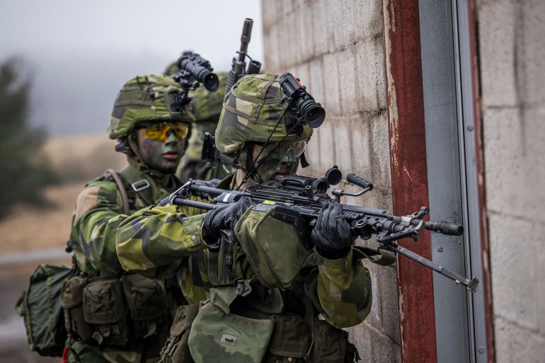 جيش الفايكينغ المُخيف يعود بأكثر من 200 مليار يورو 6 Soldiers from the 13th counter intelligence battalion, 2nd reconnaissance platoon of the Swedish Armed Forces, participate in military exercise in Kungsangen, near Stockholm on February 27, 2024. (Photo by Jonathan NACKSTRAND / AFP)