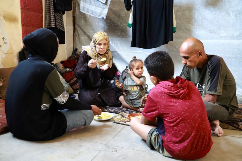 فاطمة تحارب الجوع في غزة لتنقذ جنينها 1 Fatima Arafa, a pregnant and displaced Palestinian woman, eats a meal inside her tent, where she has taken shelter with her family after fleeing their home, in Gaza City, July 10, 2025. REUTERS/Ebrahim Hajjaj